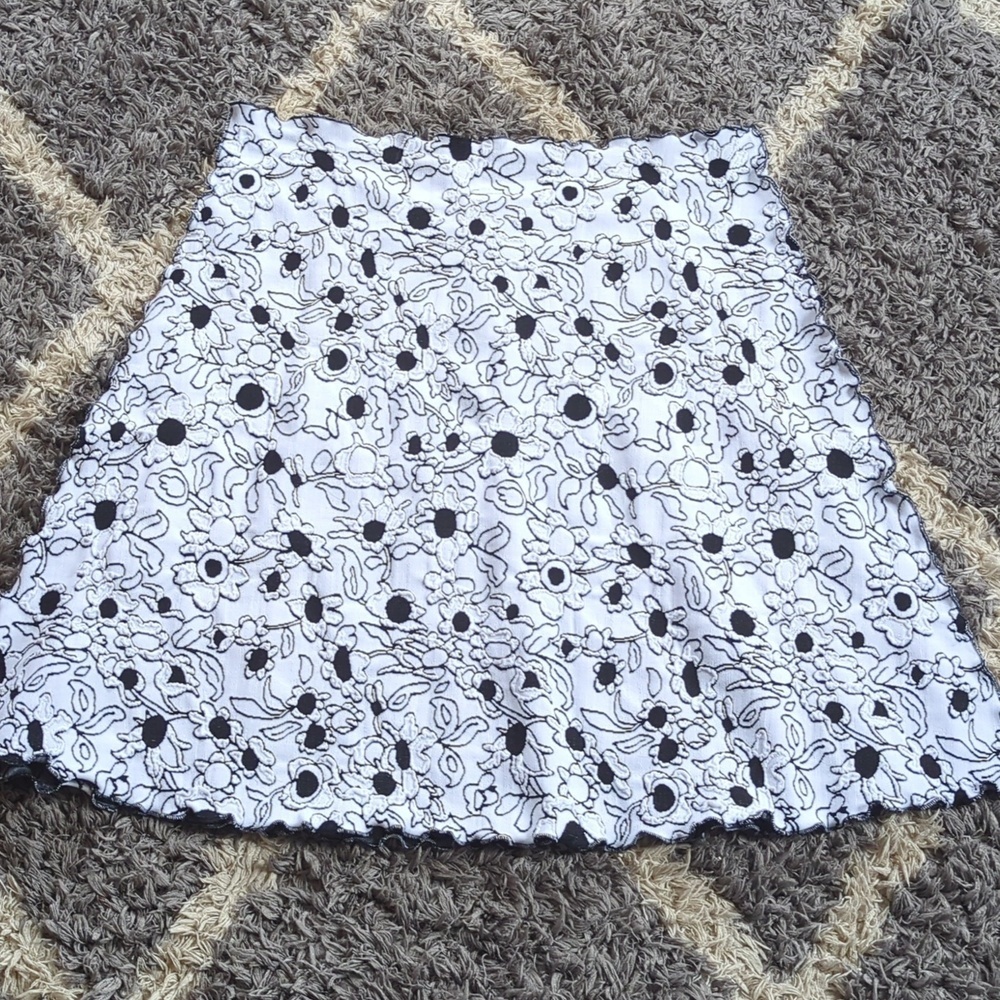 Haystacks Black and White Floral A-Line Skirt With Ruffled Hem Size XL - Picture 8 of 8